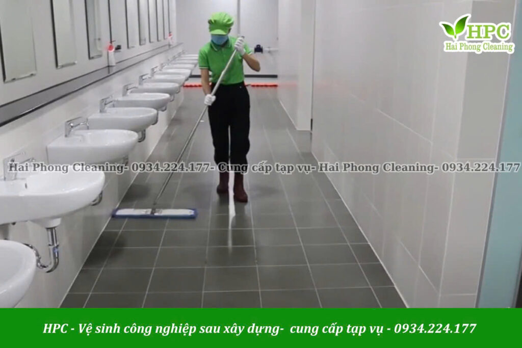 Vệ sinh đúng cách giúp giảm mùi hôi nhà vệ sinh đáng kể