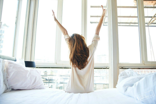 gấp chăn màn ngay sau khi ngủ dậy là thói quen nguy hiểm
