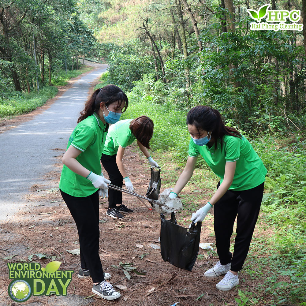 HPC- tài trợ nhân viên vệ sinh dự án làm sạch rác thải nhựa đồi Thiên Văn