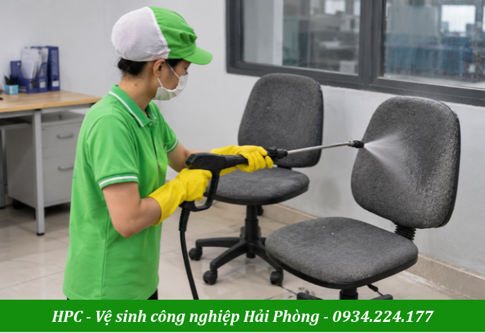 Vệ sinh ghế văn phòng với máy xịt áp lực cao