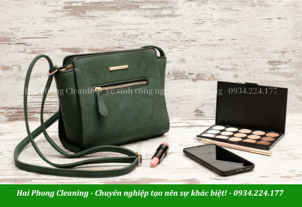 Túi xách và mĩ phẩm là quà tặng 20-10 phù hợp với chị em