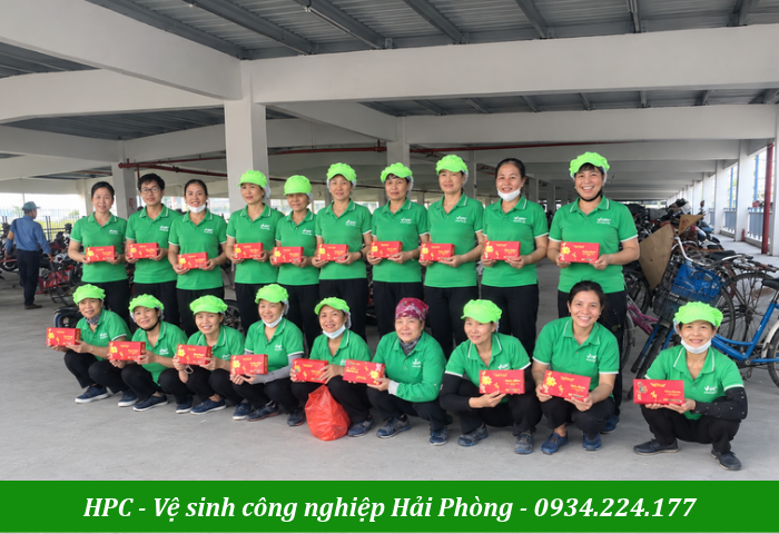 Tổ chức tặng quà nhân viên tập thể tại các đơn vị