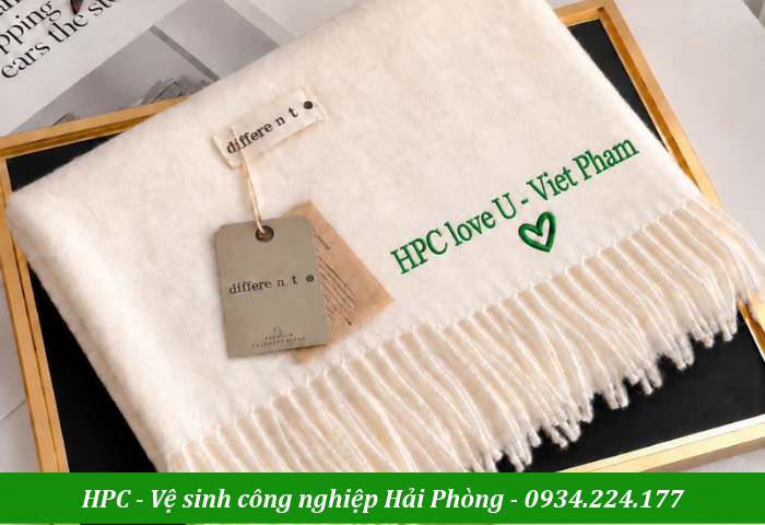 Quà tặng 20 - 10 độc đáo, khăn thêu cá nhân hóa